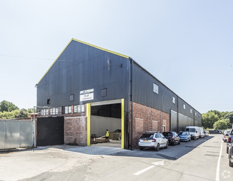 Liverpool Rd, Warrington to rent - Primary Photo - Image 1 of 3