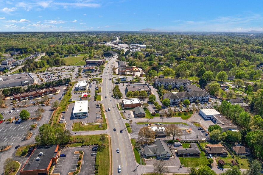 2931 N Center St, Hickory, NC for sale - Building Photo - Image 3 of 40