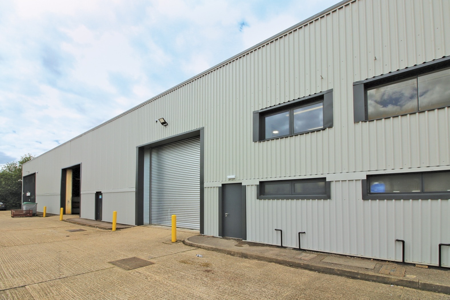 1-4 Units 2, 7 & 8, Pin Green Industrial Estate, Stevenage to rent Building Photo- Image 1 of 5