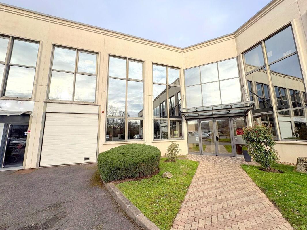 Office in Poissy to rent Building Photo- Image 1 of 10