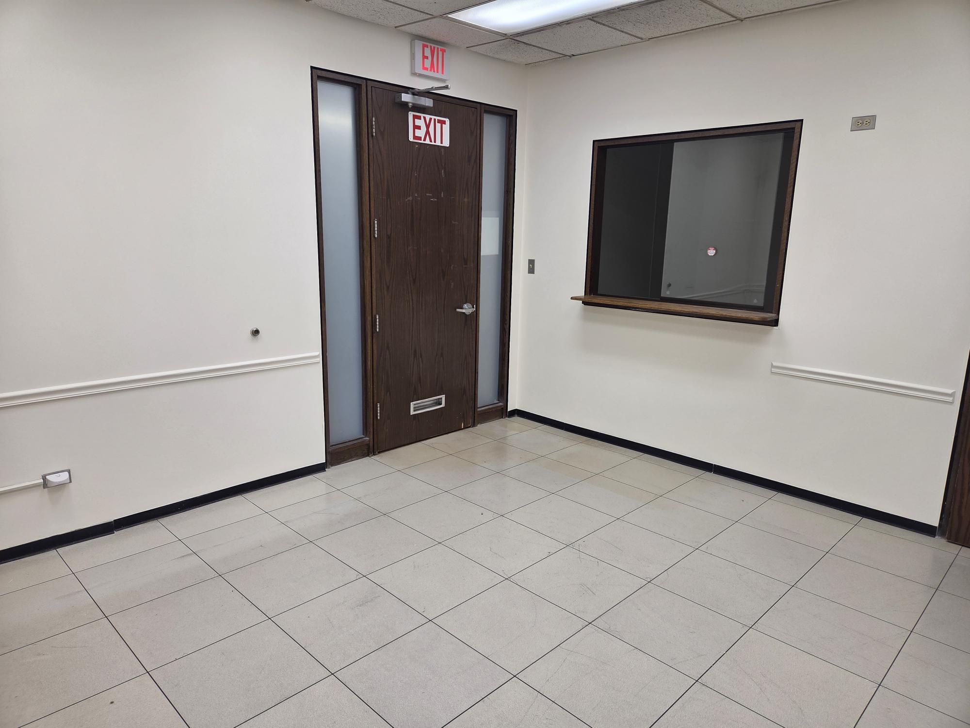 601 W Central Rd, Mount Prospect, IL to rent Interior Photo- Image 1 of 6