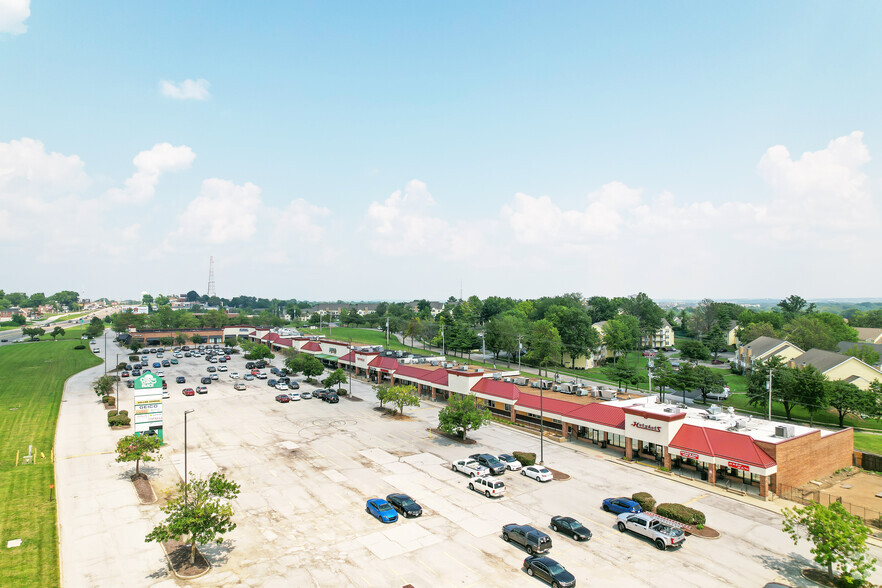 1566-1696 Country Club Plaza Dr, Saint Charles, MO for rent - Building Photo - Image 2 of 2