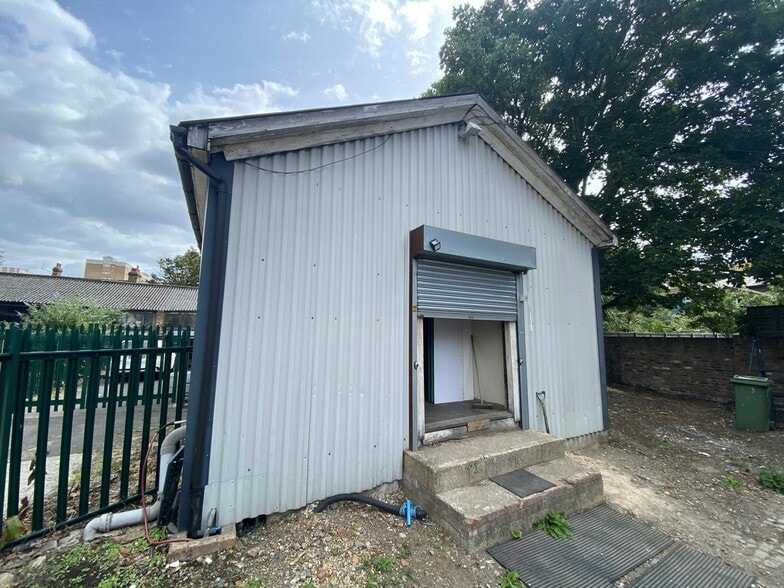 Unit 20A,20B &20C Hanworth Road portfolio of 3 properties for sale on LoopNet.co.uk - Building Photo - Image 3 of 7