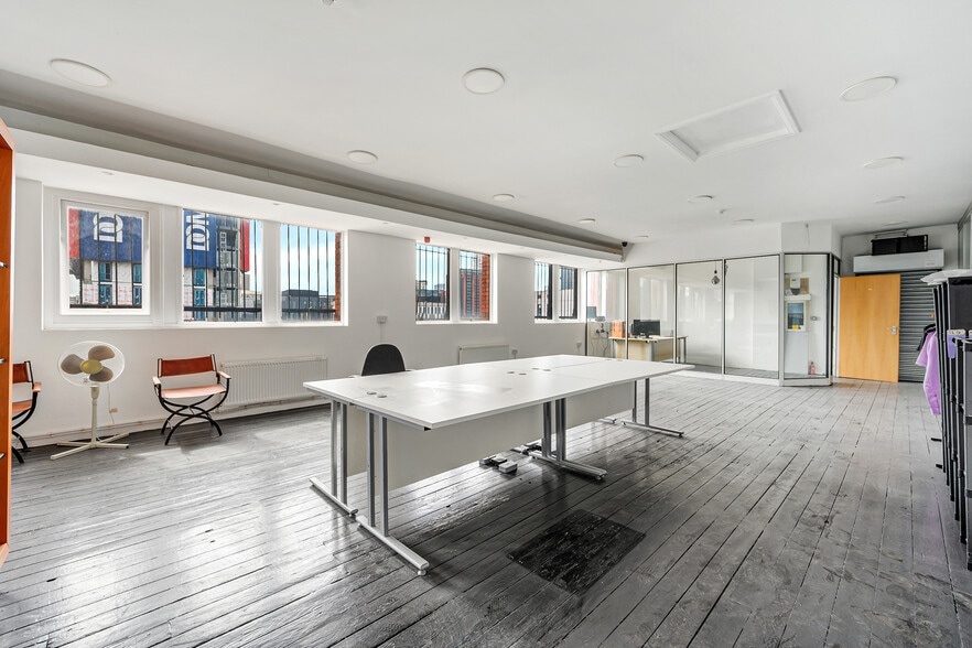 45 Julia St, Manchester to rent - Interior Photo - Image 1 of 10
