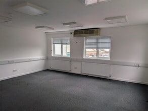 128A Kingston Rd, Leatherhead to rent Interior Photo- Image 2 of 3