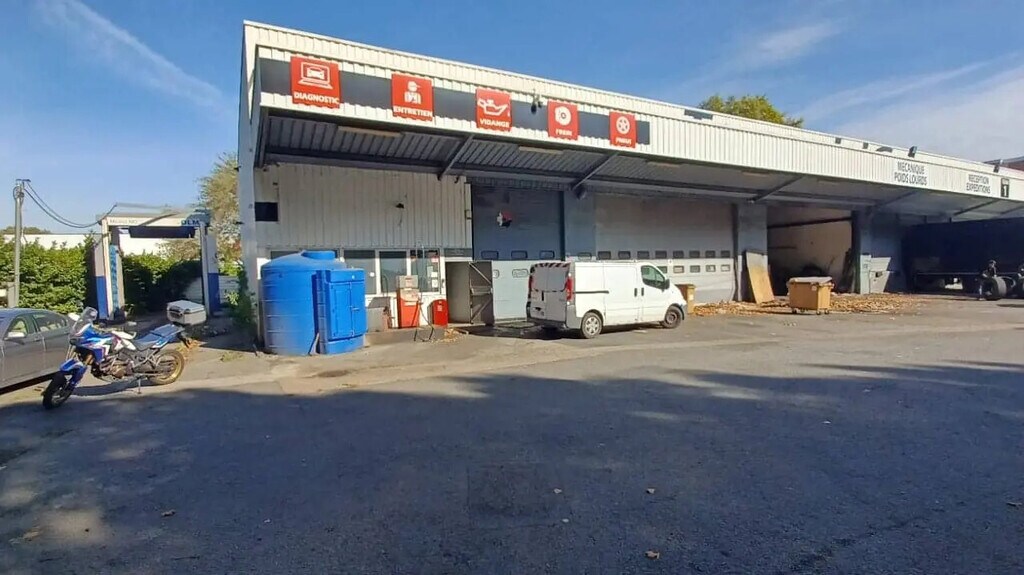 Location Local d'activités 1 500 m² - Photo 1