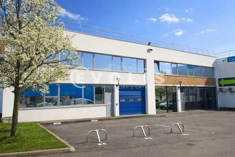 Light Industrial in Champs-sur-Marne to rent - Building Photo - Image 1 of 7
