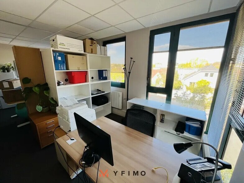 Office in Saint-Germain-en-Laye to rent - Interior Photo - Image 3 of 4