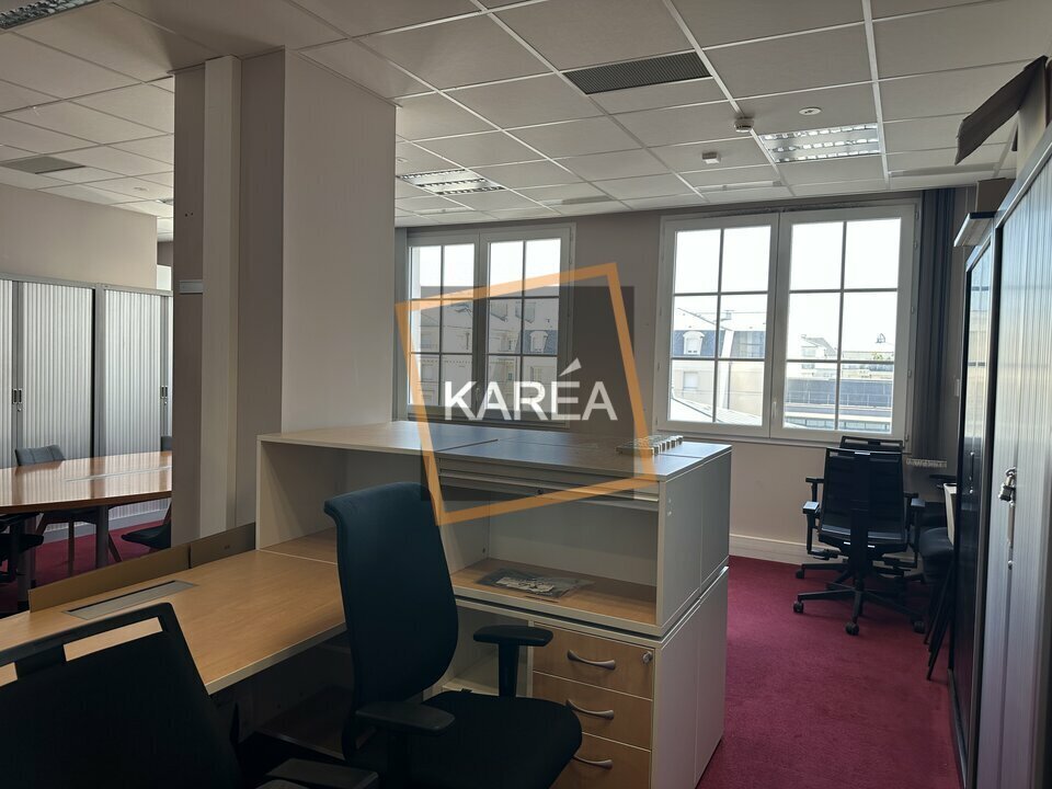 Office in Chessy to rent Interior Photo- Image 1 of 6