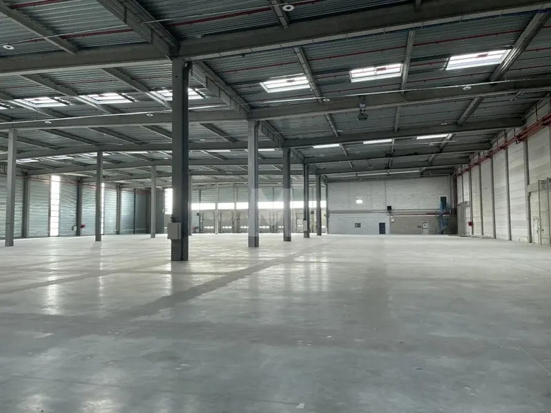 Industrial in Lieusaint to rent Building Photo- Image 1 of 8