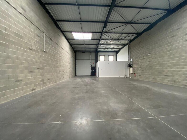Light Industrial in Meyzieu to rent - Building Photo - Image 3 of 5