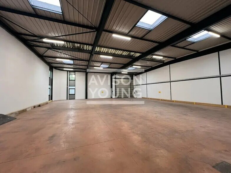 Light Industrial in Villepinte to rent - Interior Photo - Image 2 of 12