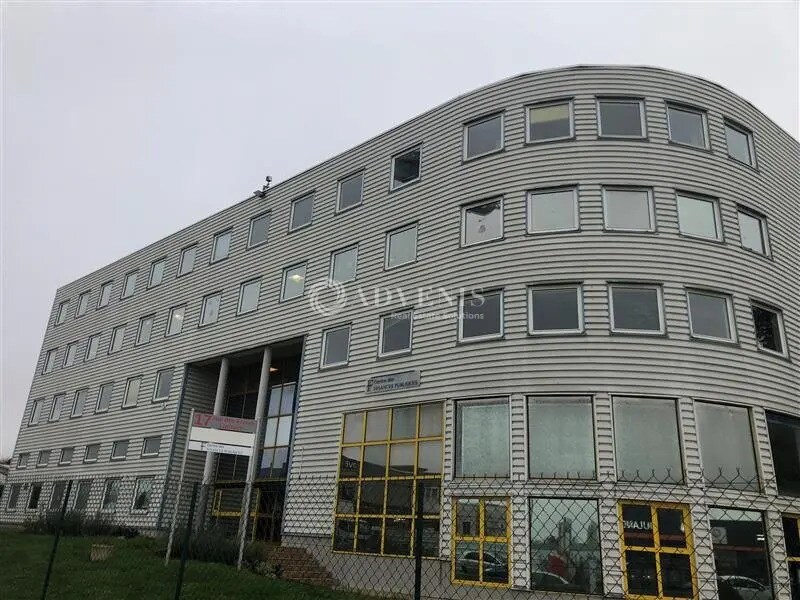 Office in Plaisir to rent Building Photo- Image 1 of 6