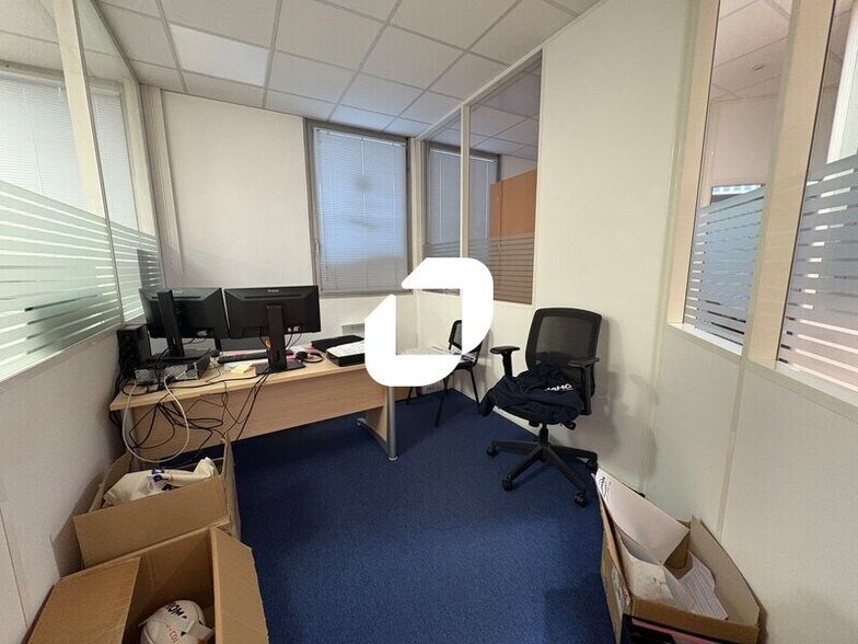 Office in Montigny-le-Bretonneux to rent - Interior Photo - Image 3 of 8