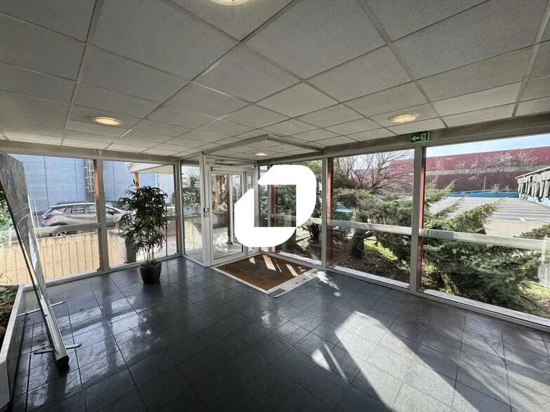 16 Rue Des Oliviers, Thiais to rent - Lobby - Image 1 of 28