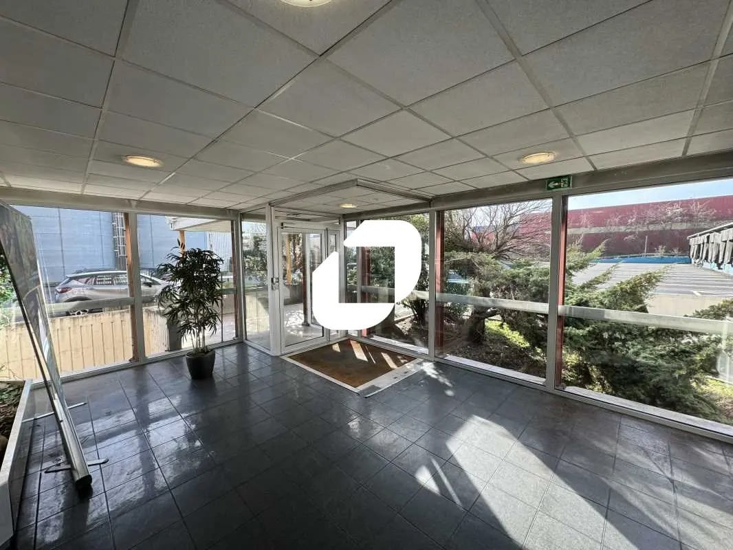 16 Rue Des Oliviers, Thiais to rent Lobby- Image 1 of 29