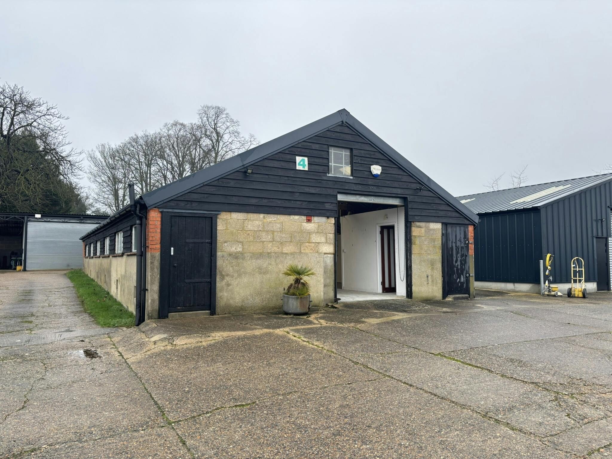 Pinkneys Grn, Maidenhead to rent Building Photo- Image 1 of 2