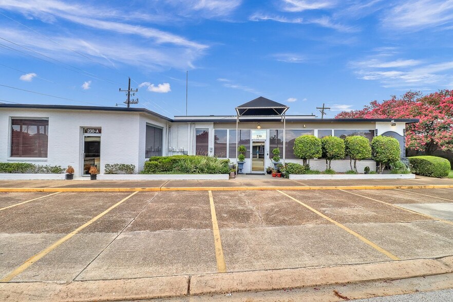 230 Heymann Blvd/200 Travis st, Lafayette, LA for sale - Building Photo - Image 2 of 15