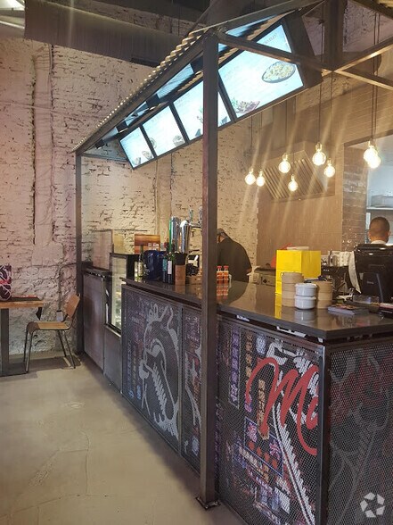 Retail in Madrid, Madrid to rent - Building Photo - Image 2 of 5