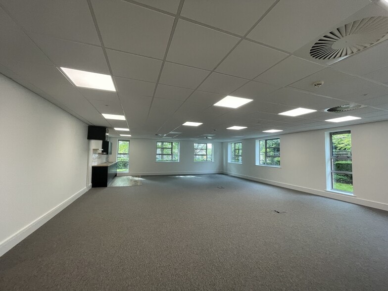 Crown Way, Tower Rd N, Warmley to rent - Building Photo - Image 1 of 3
