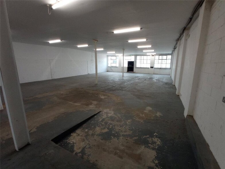 Princess Margaret Rd, Tilbury to rent - Building Photo - Image 2 of 4