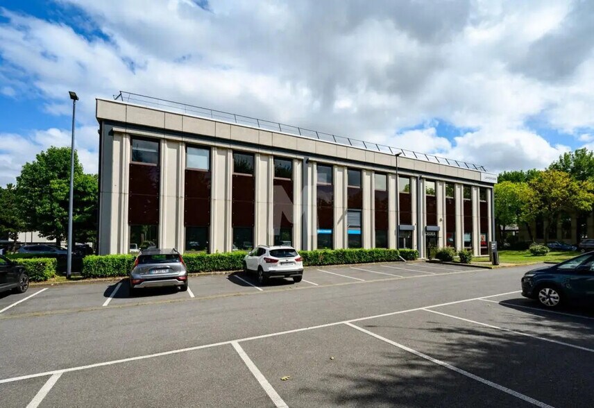 Light Industrial in Antony to rent - Building Photo - Image 2 of 10