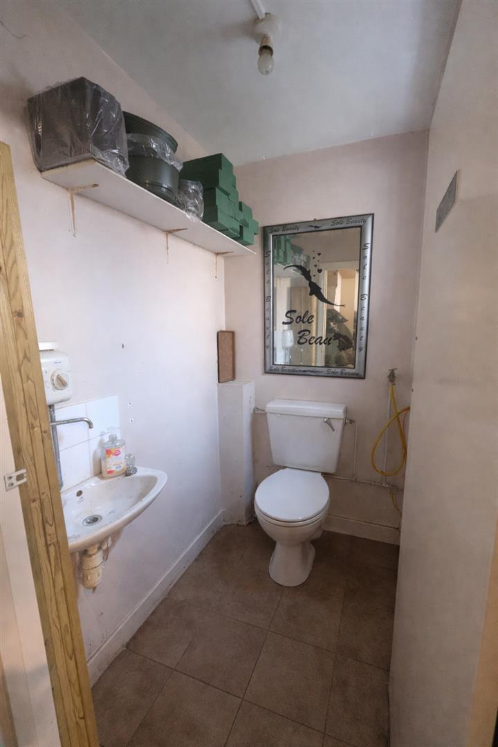 Retail in 162-162A High Street, Rochester to rent Interior Photo- Image 1 of 2