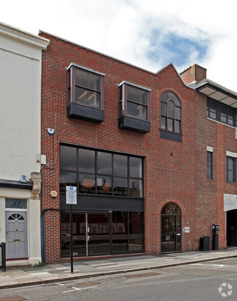 32A-32B Castle Way, Southampton for sale - Primary Photo - Image 1 of 1