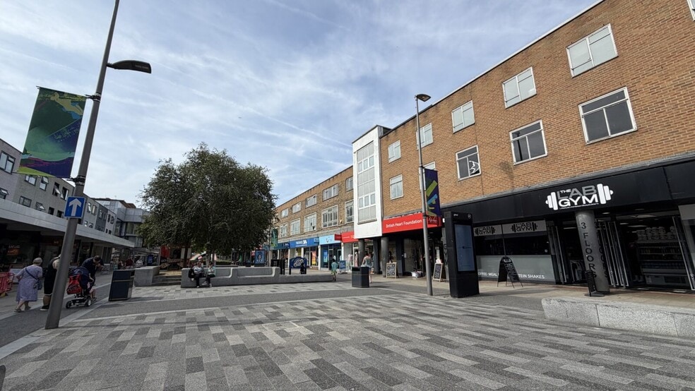 Marlowes, Hemel Hempstead to rent - Building Photo - Image 3 of 3