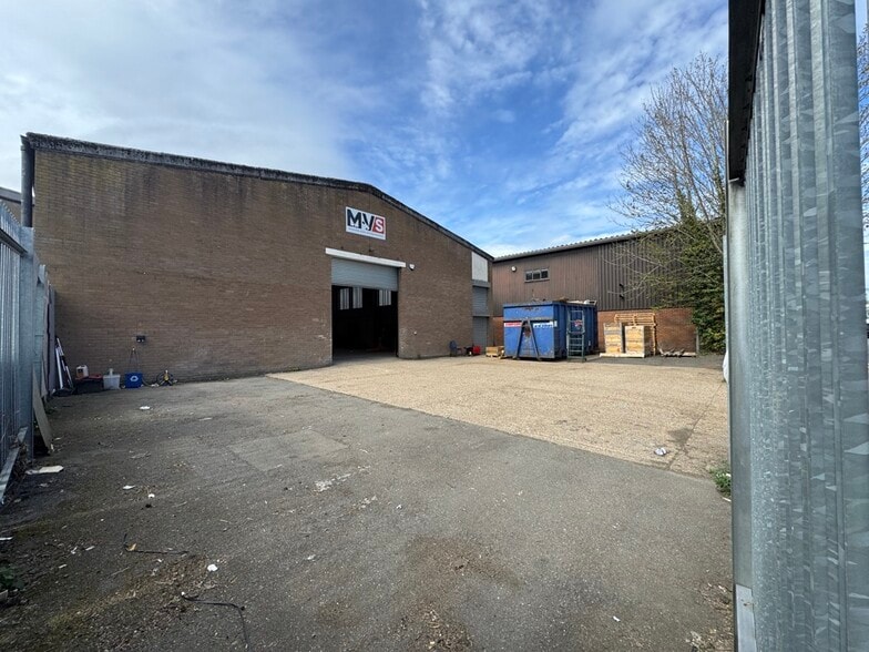 Wessex Rd, Bourne End to rent - Building Photo - Image 3 of 3