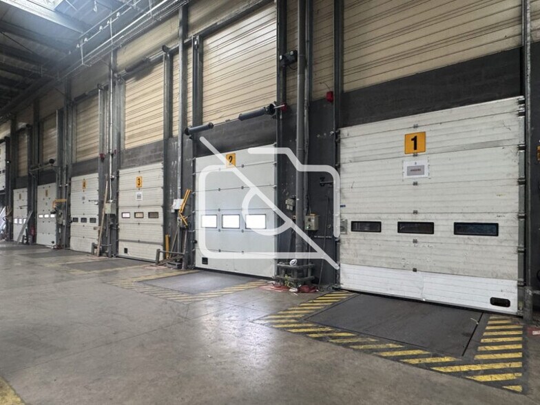 Industrial in Mitry-Mory to rent - Interior Photo - Image 1 of 3