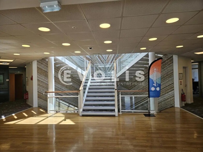 17B Avenue Des Andes, Les Ulis to rent - Lobby - Image 2 of 8