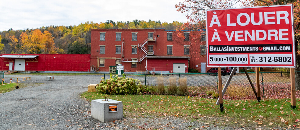 253 Rue Michaud, Coaticook, QC for rent - Building Photo - Image 1 of 19