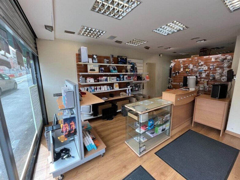 Retail in Noisy-le-Sec to rent - Interior Photo - Image 2 of 9