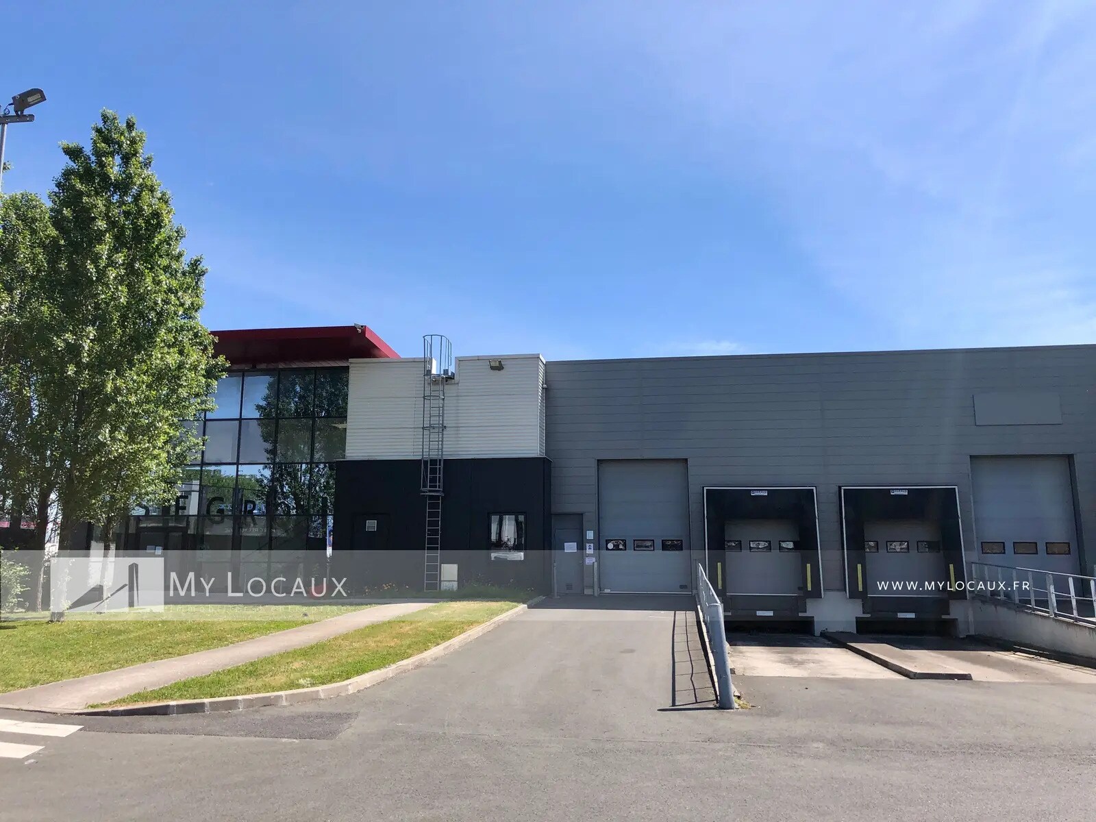 Industrial in La Courneuve to rent Building Photo- Image 1 of 11