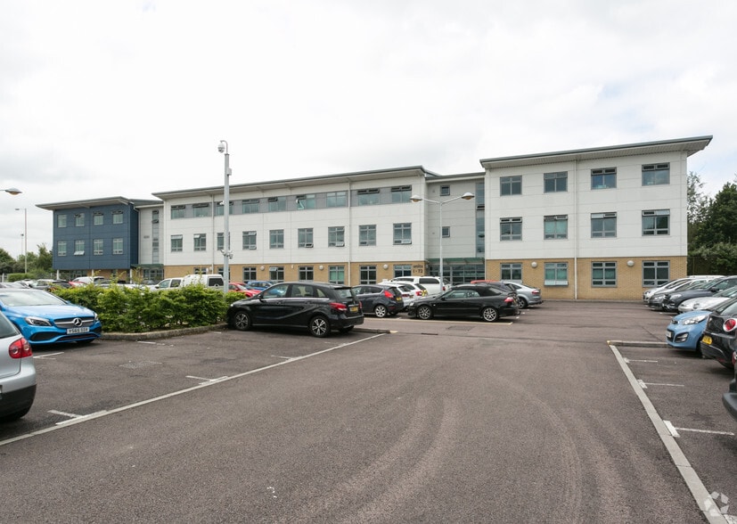 Rivermead Dr, Swindon to rent - Building Photo - Image 2 of 4