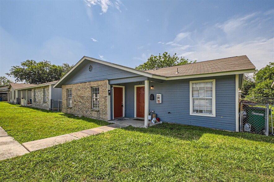 Olmos Drive Duplexes portfolio of 2 properties for sale on LoopNet.co.uk - Building Photo - Image 3 of 25