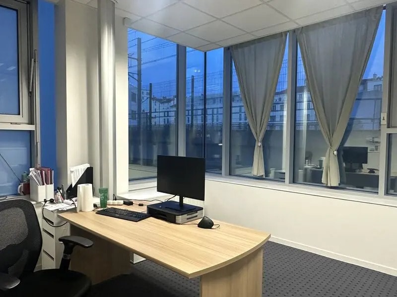 Location Bureaux 225 m² - Photo 1