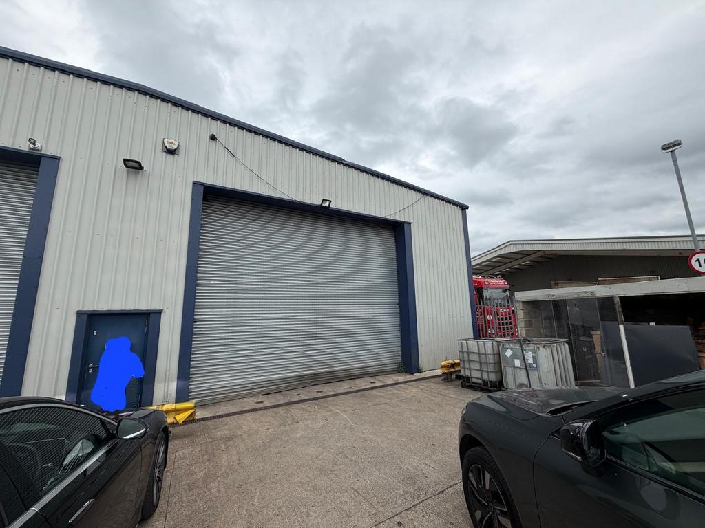 Royd Ings Av, Keighley to rent Primary Photo- Image 1 of 2