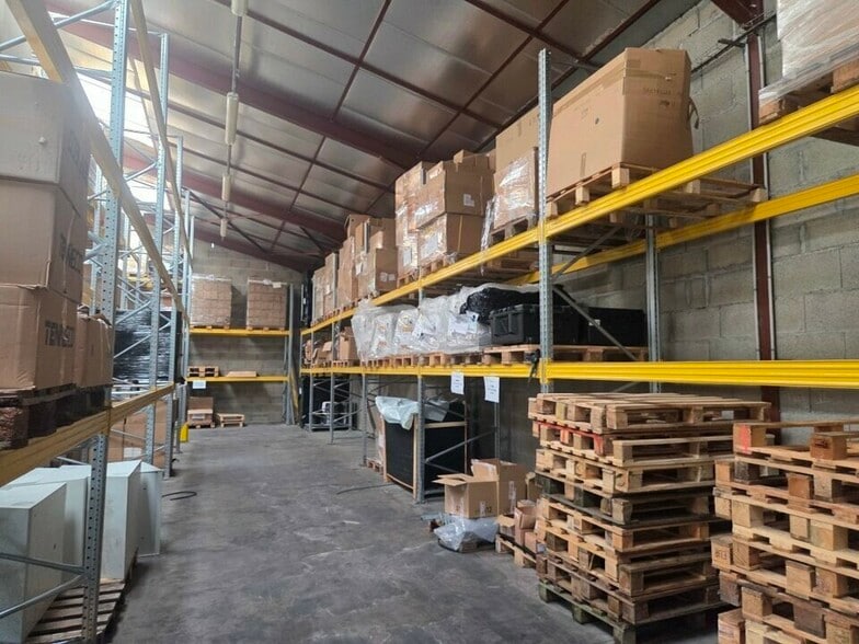 Industrial in Craponne to rent - Building Photo - Image 2 of 8