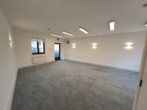 3-7 Canon Harnett Ct, Milton Keynes to rent Interior Photo- Image 2 of 2