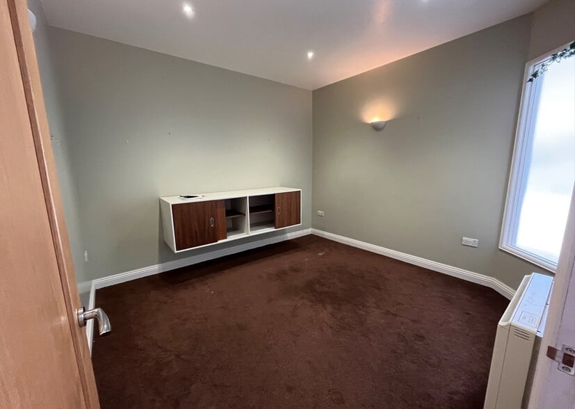 2-12 Bank St, Melksham to rent - Building Photo - Image 2 of 3