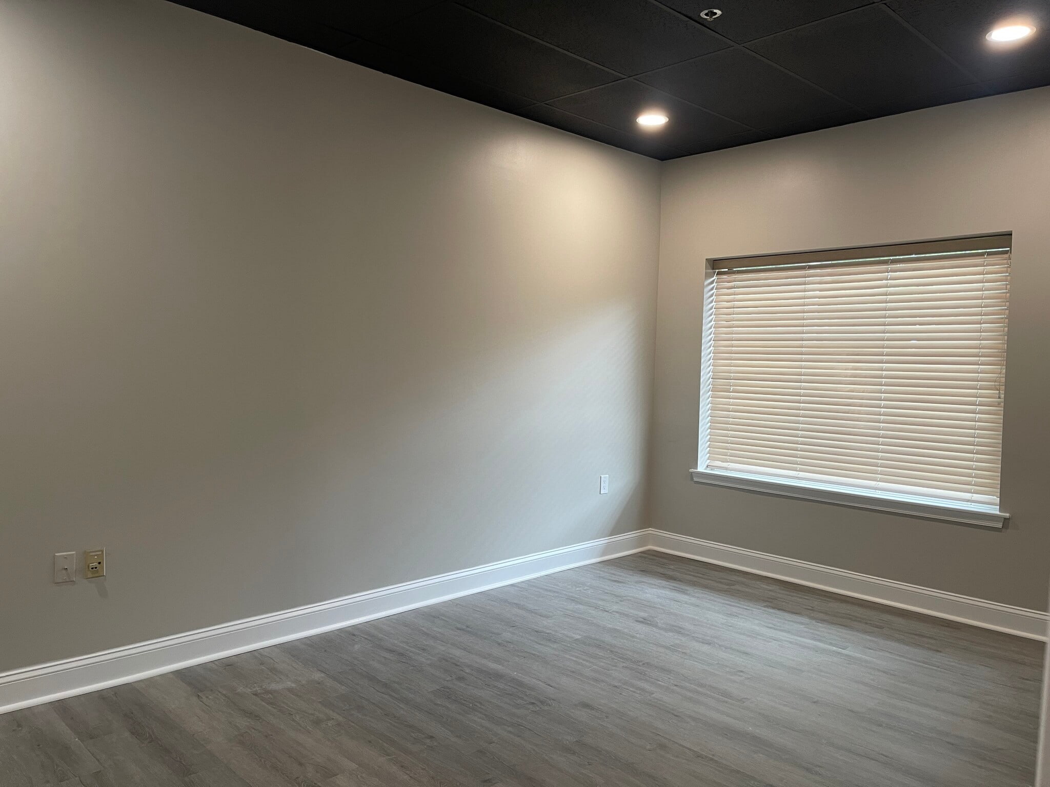 525-545 Main St, Laurel, MD to rent Interior Photo- Image 1 of 6