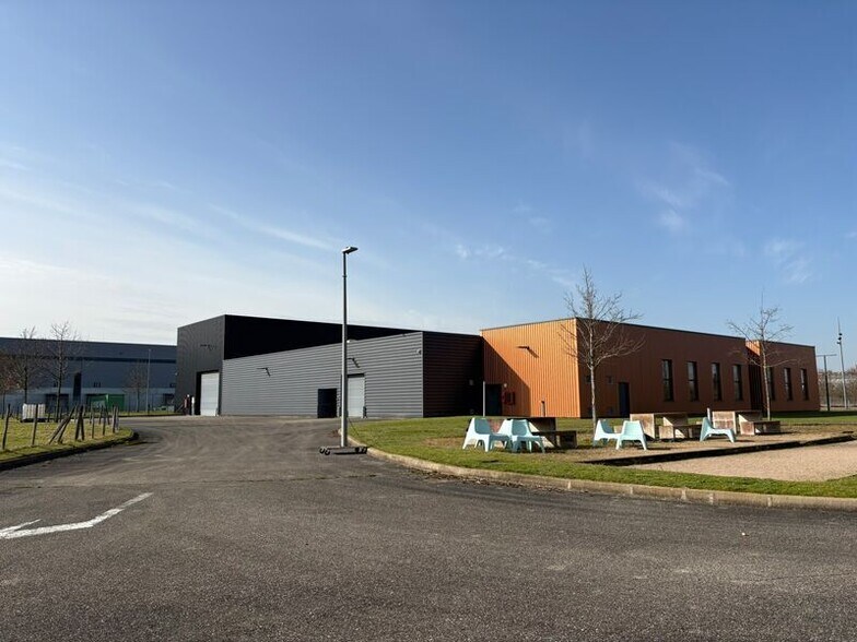 Light Industrial in Satolas-et-Bonce to rent - Building Photo - Image 1 of 14