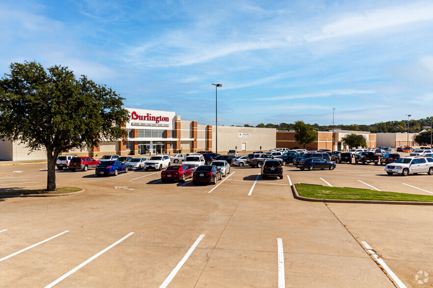 6801-7049 Ridgmar Meadow Rd, Fort Worth, TX for rent - Building Photo - Image 1 of 20