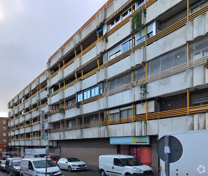 Avenida Fuenlabrada, 37, Leganés, Madrid to rent - Building Photo - Image 2 of 2