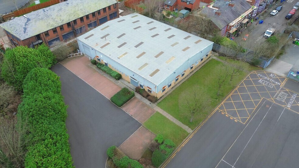 14 Kansas Ave, Salford to rent - Building Photo - Image 1 of 4