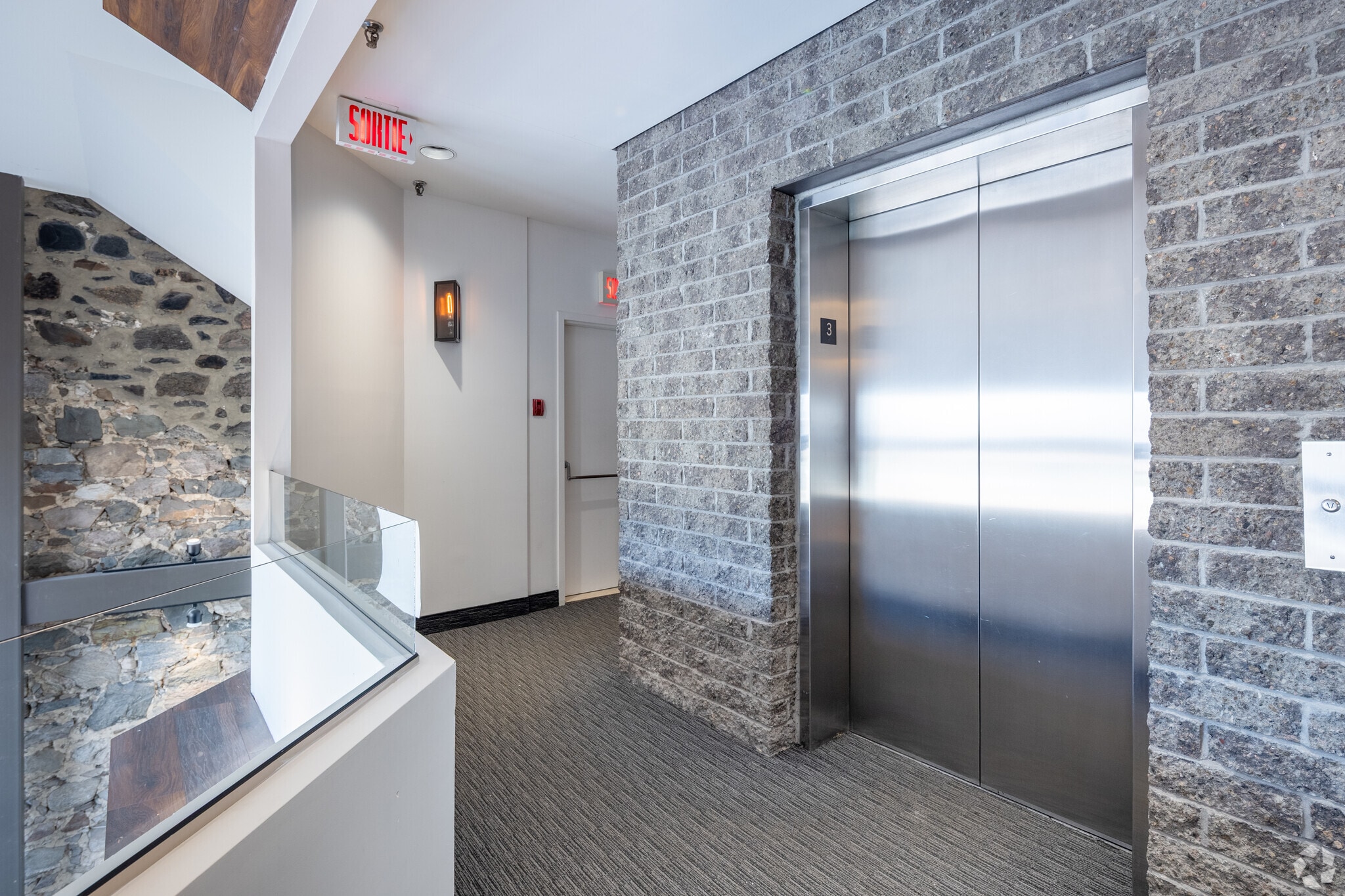 50 Rue Saint-Charles O, Longueuil, QC to rent Interior Photo- Image 1 of 7