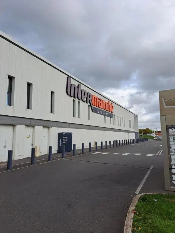 Retail in Roissy-En-Brie to rent Building Photo- Image 1 of 2