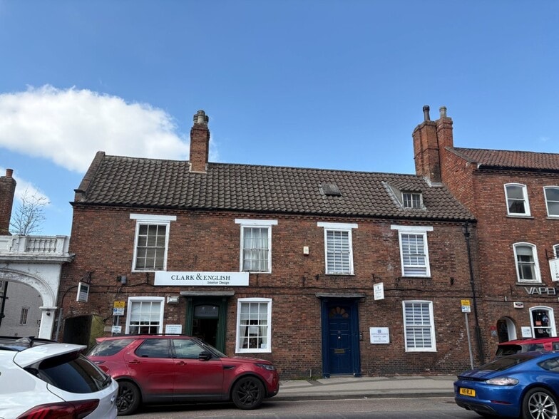 28-32B Castle Gate, Newark, NG24 1BG portfolio of 2 properties for sale on LoopNet.co.uk - Primary Photo - Image 1 of 6